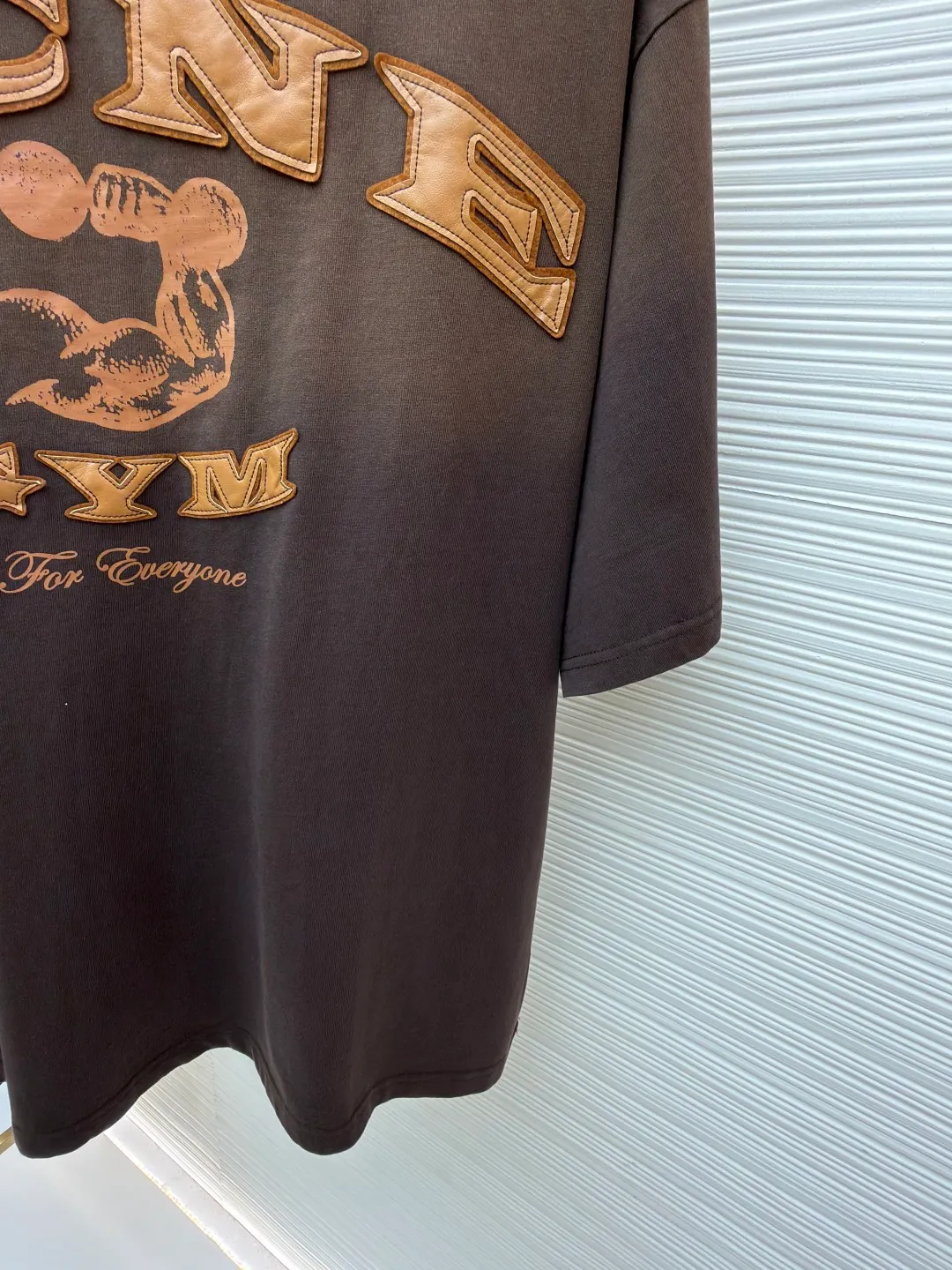 Acne Studios distressed logo short sleeves ●Original version: purchased and developed for 4100 ●Item number: 1682345-A15 ●Fabric: soft plain weave fabric ●Technology: glue printing ●Color: brown gradient ●Version: fitted version ●Weight: about 395 grams ●Size: S-M-L-XL ●Description: Customized elegant cotton double-ply soft plain weave fabric, soft and delicate, comfortable and close to the skin, with warm brown as the main color with grayscale It is unobtrusive but has an overwhelming aura. The ACNE GYM logo on the body is outlined with powerful brown lines. For Everyone is simple but contains profound meaning. The inadvertently smudged distressed effect meets the carrier of retro feelings, which is full of fashion tension, making every outfit a fashion feast. Adopting imported machine appliqué embroidery technology, using advanced computer control systems and precision mechanical components to achieve ACNE GYM appliqué embroidery operations, presenting an embroidery effect with both clarity and three-dimensionality. Glue printing is used. The printing has been modified three times with the film screen. Use glue liquid paint to print the pattern on the fabric. Bake the fabric to fix the gradient of the printed image and make it look old. By spraying dyes of different colors on the surface of the fabric, the clothes can show rich color changes under different lights. Increase the visual layering. The fabrics have been washed, have a better hand feel and texture, are not easy to deform, are not easy to shrink, are not easy to fade, and maintain long-term beauty. The overall wiring is straight and delicate, the fabric is comfortable and soft, and the color is consistent without color difference. It can be matched with the same style to create a fashionable look and control various occasions. Customized accessories, complete with three standards, same style for men and women!